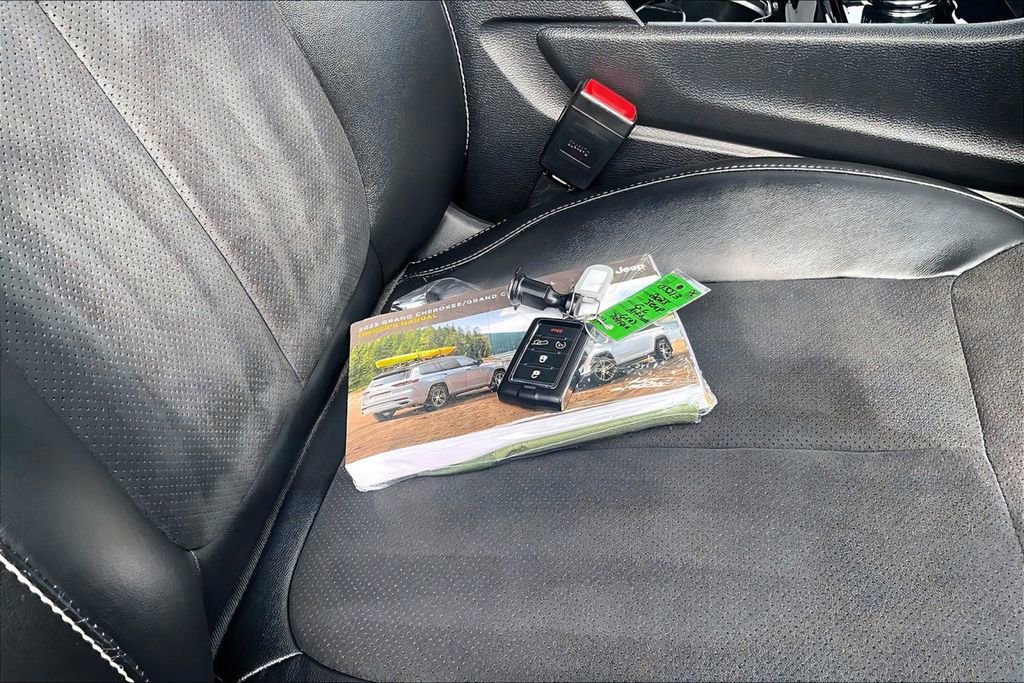 Used 2023 Jeep Grand Cherokee Altitude image 11