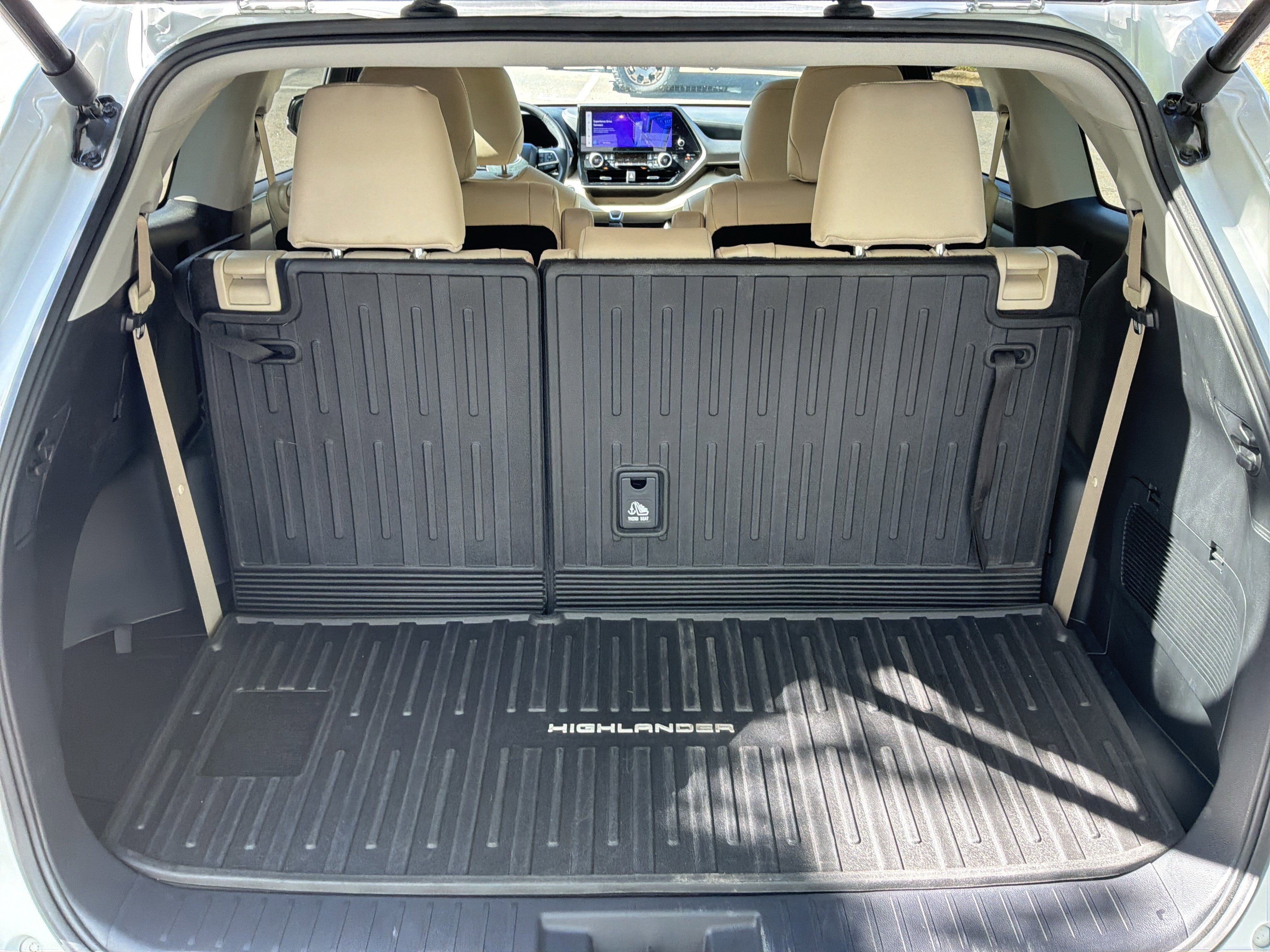 Used 2024 Toyota Highlander XLE FWD image 33