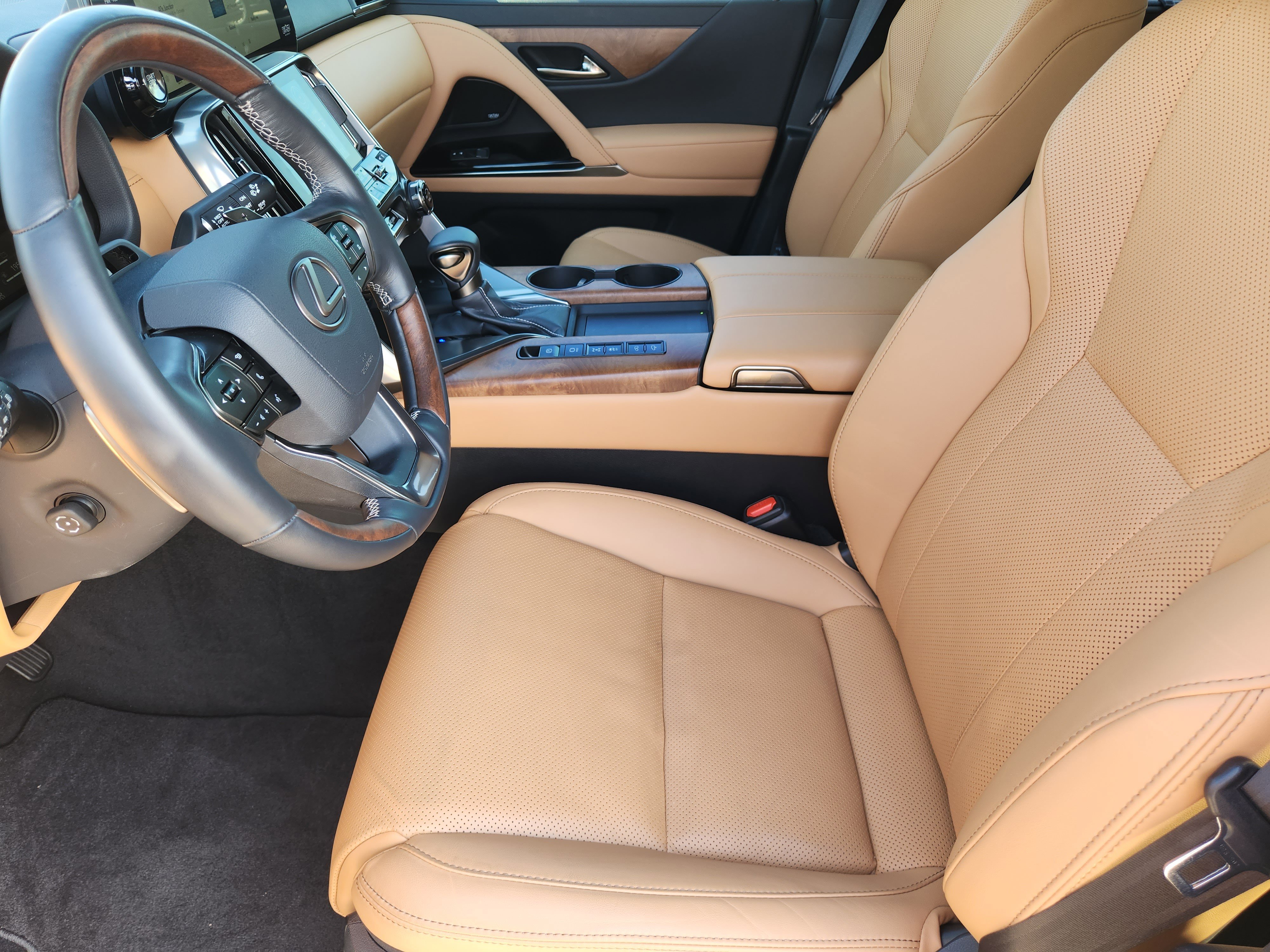 Used 2025 Lexus LX 600 4WD w/ Luxury Package image 17