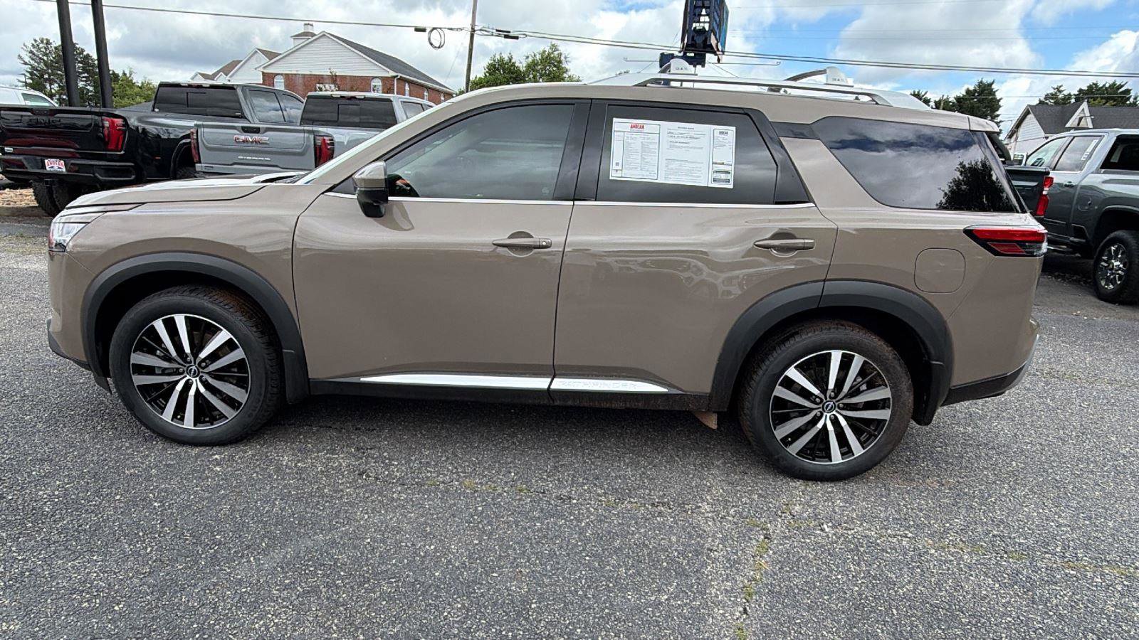 Used 2024 Nissan Pathfinder Platinum w/ Cargo Package FWD image 8