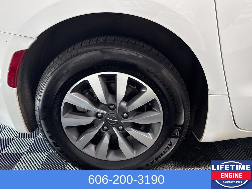 Used 2023 Chrysler Pacifica Touring-L FWD image 6