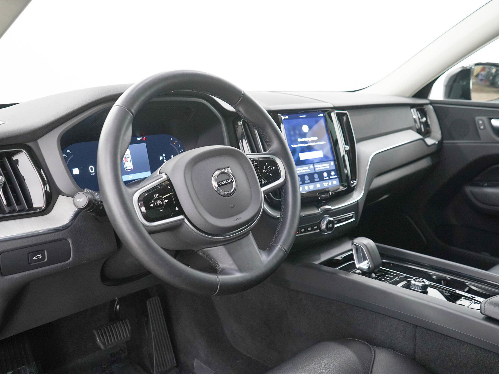 Used 2025 Volvo XC60 B5 Plus AWD/4WD image 28