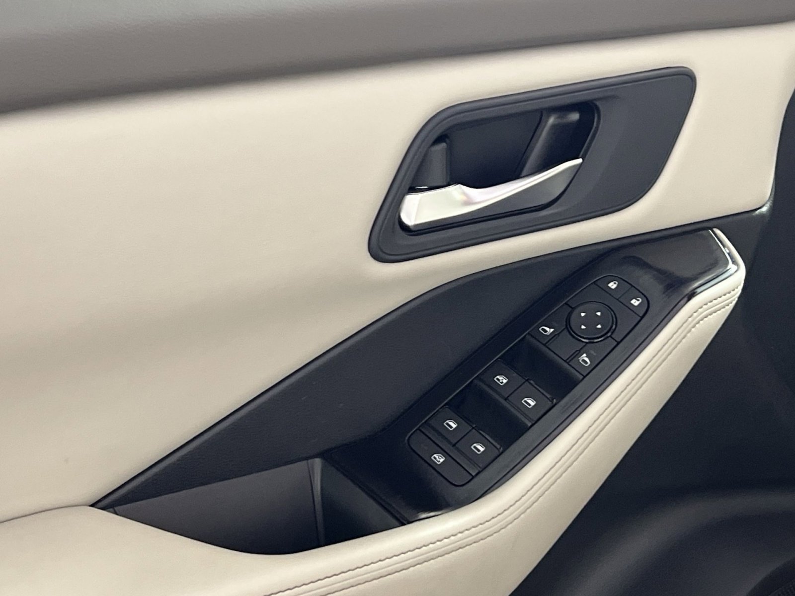 Used 2025 Nissan Rogue SV image 15