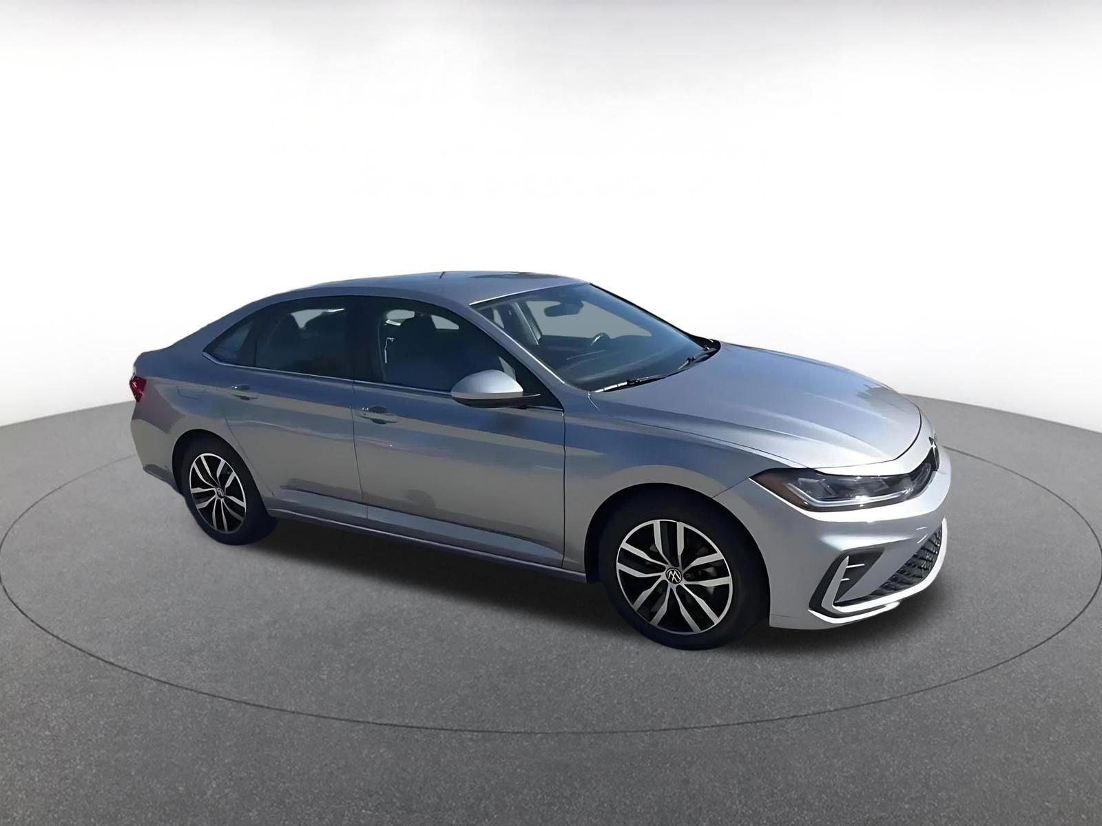 Used 2025 Volkswagen Jetta SE FWD image 2