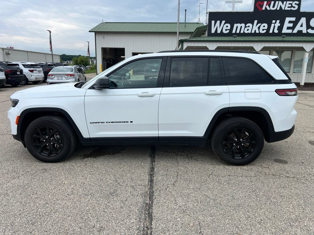 Used 2024 Jeep Grand Cherokee Altitude RWD image 6