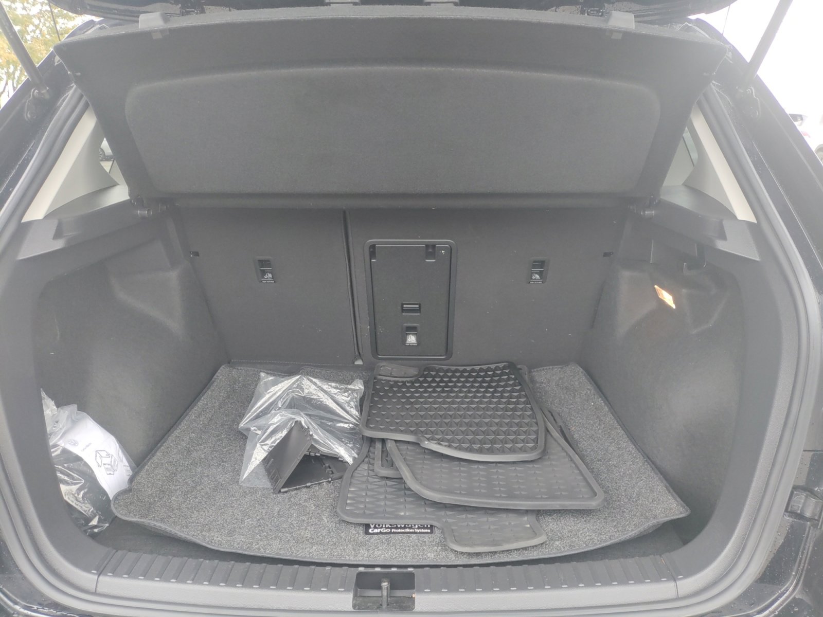 Certified 2022 Volkswagen Taos SEL w/ Panoramic Sunroof Package image 11