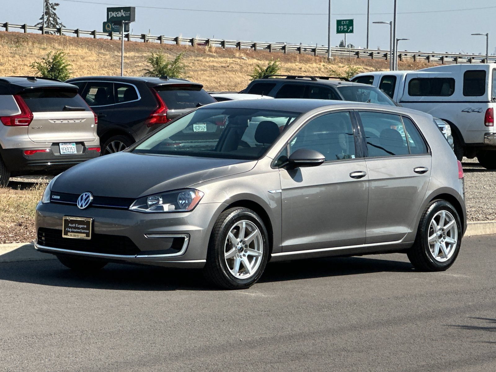 Used 2016 Volkswagen e-Golf SE w/ DC Fast Charging Package FWD image 7