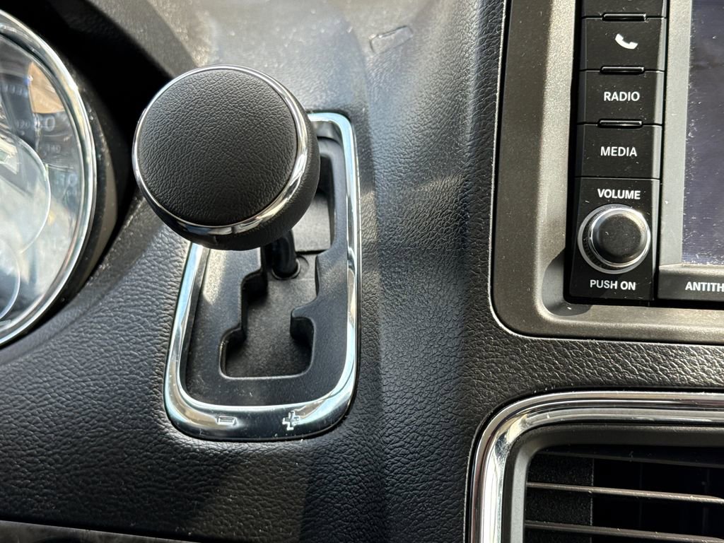 Used 2015 Chrysler Town & Country Touring-L w/ Driver Convenience Group image 27