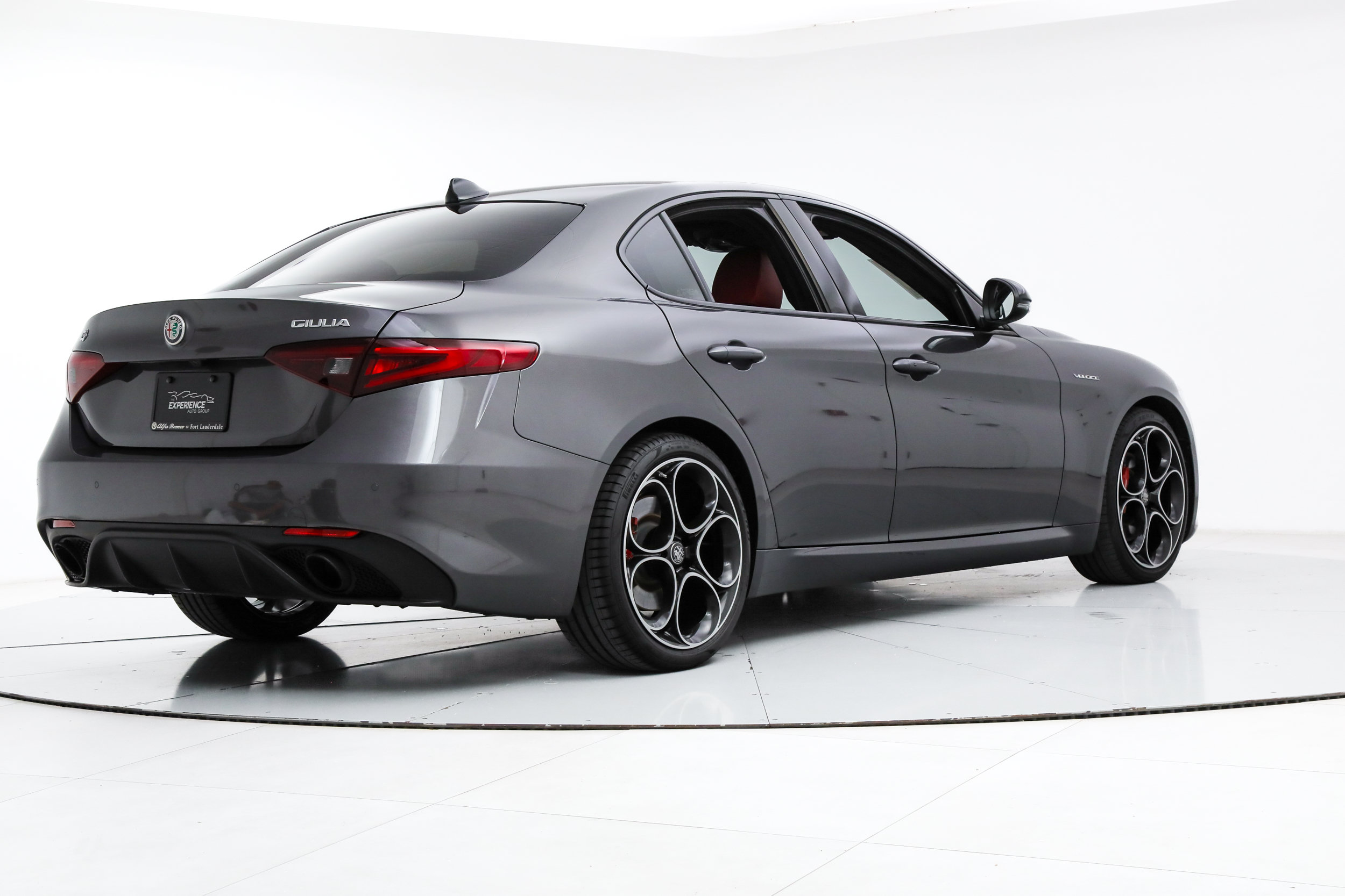 Used 2023 Alfa Romeo Giulia Veloce RWD image 5
