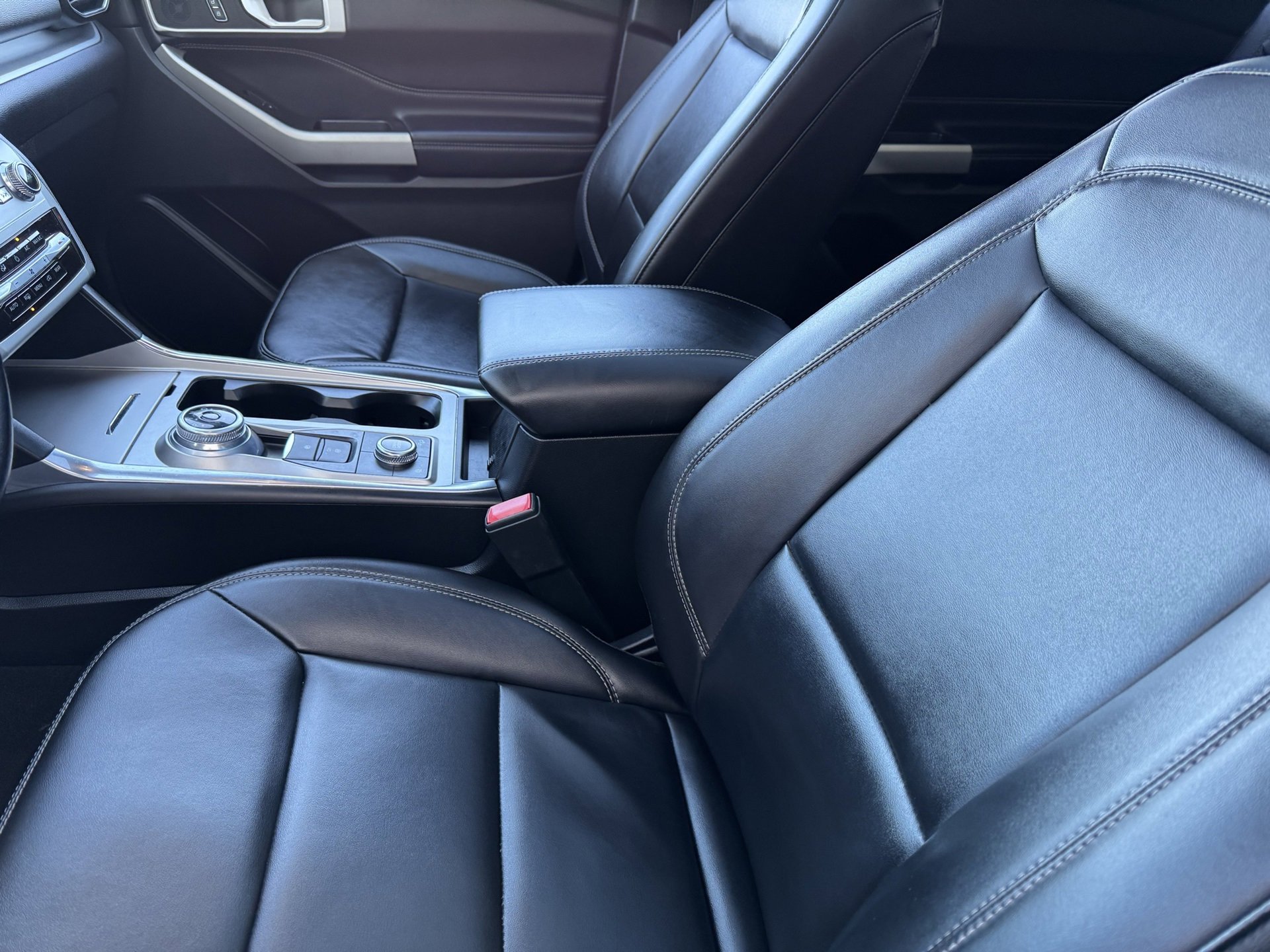 Used 2022 Ford Explorer XLT w/ Equipment Group 202A image 18