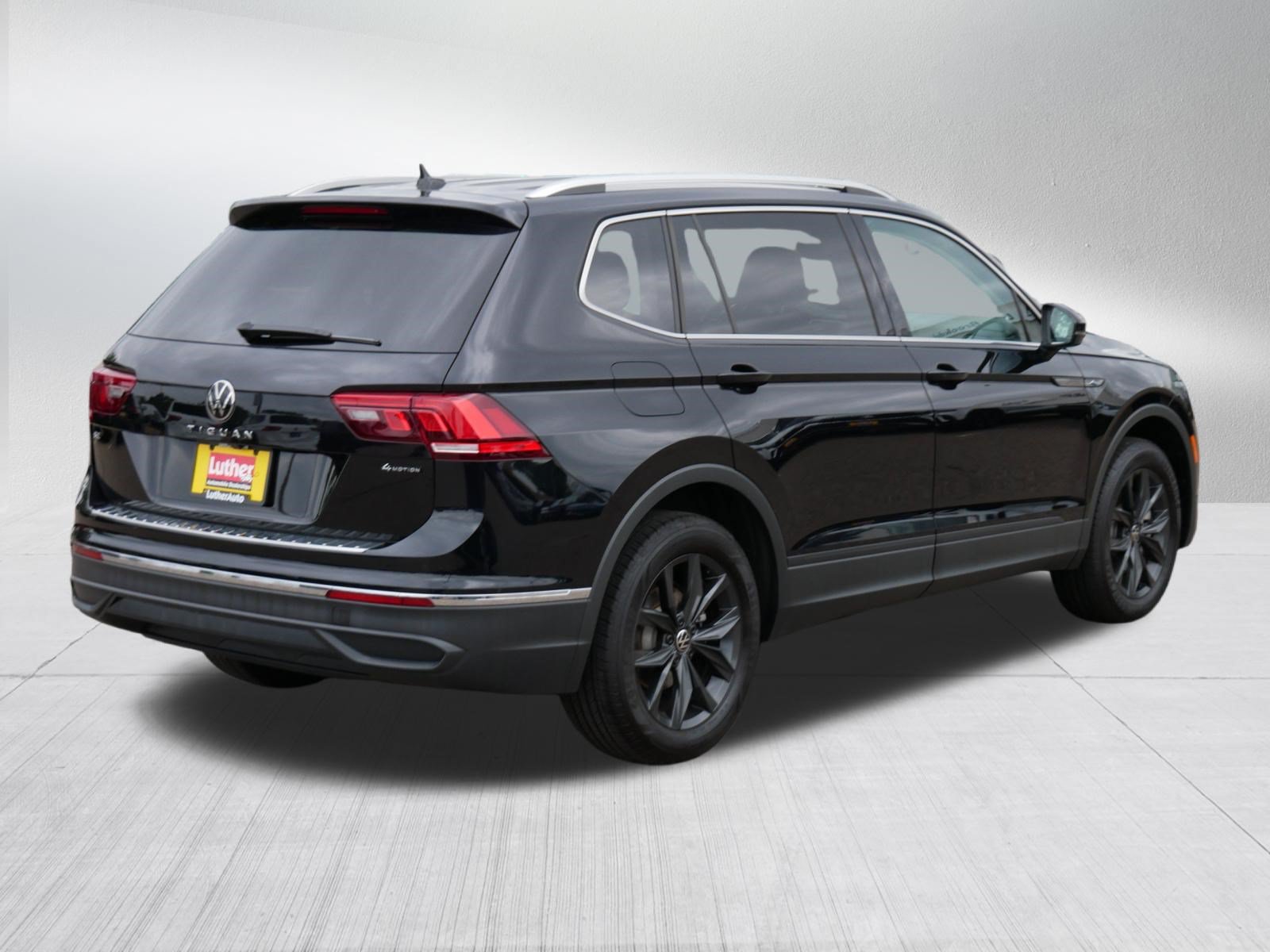 Certified 2024 Volkswagen Tiguan SE w/ MDO Package, Two-Row AWD/4WD image 7