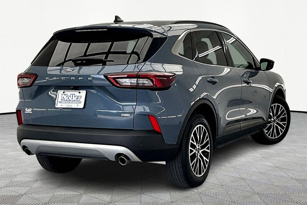 Certified 2025 Ford Escape SE image 2