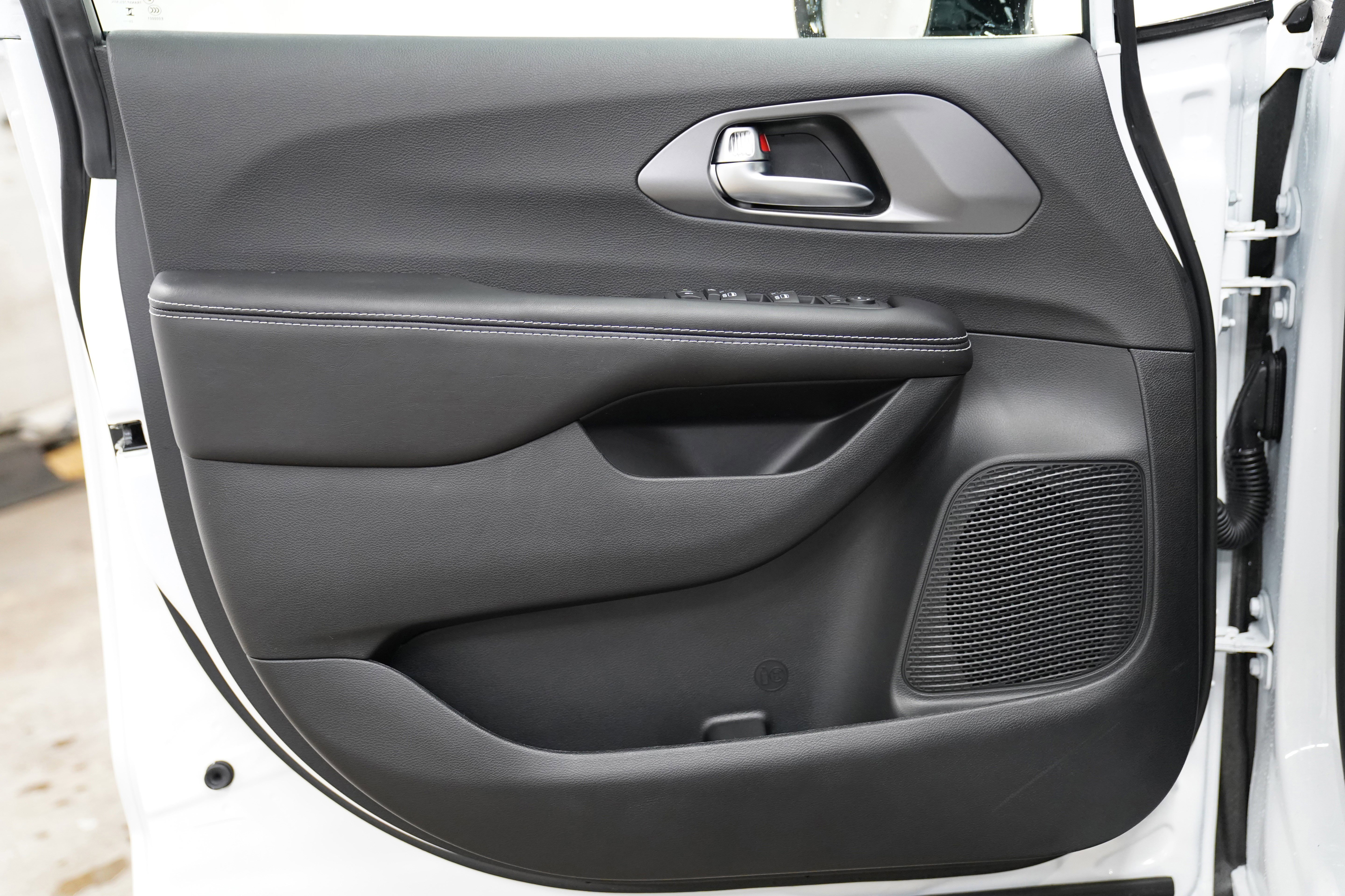 New 2026 Chrysler Voyager LX image 18