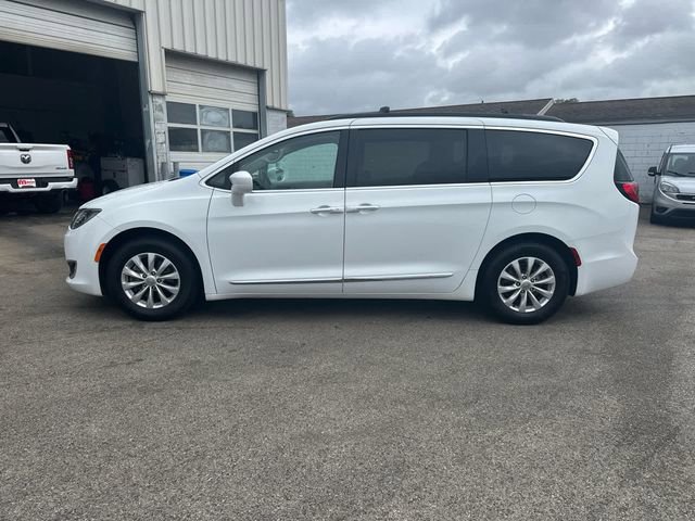 Used 2017 Chrysler Pacifica Touring-L FWD image 2