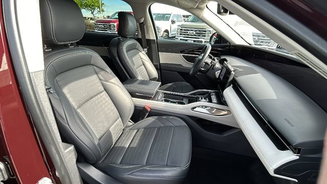 Used 2025 Lincoln Nautilus Reserve image 11