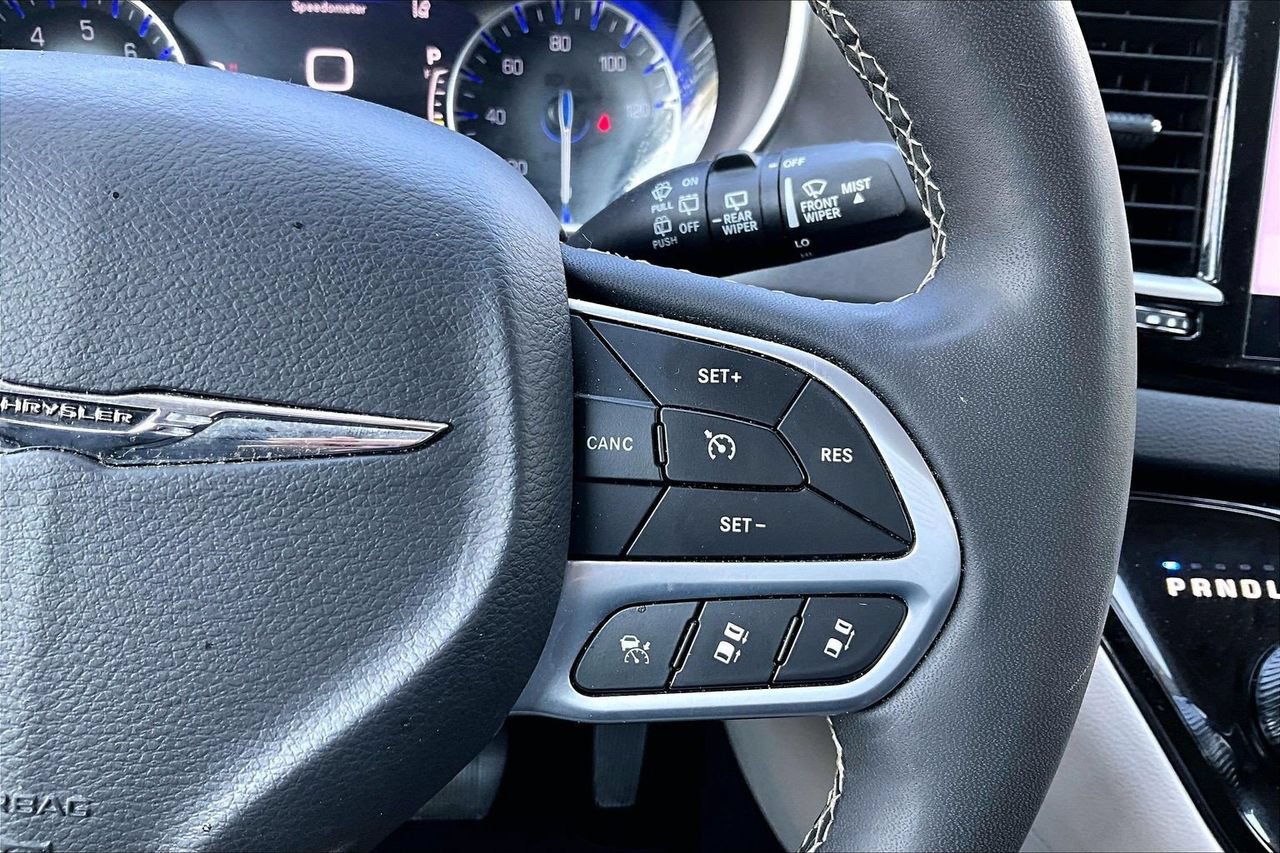 Used 2024 Chrysler Pacifica Touring-L FWD image 29