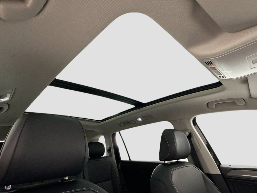 Used 2023 Volkswagen Tiguan SE w/ Panoramic Sunroof Package FWD image 16