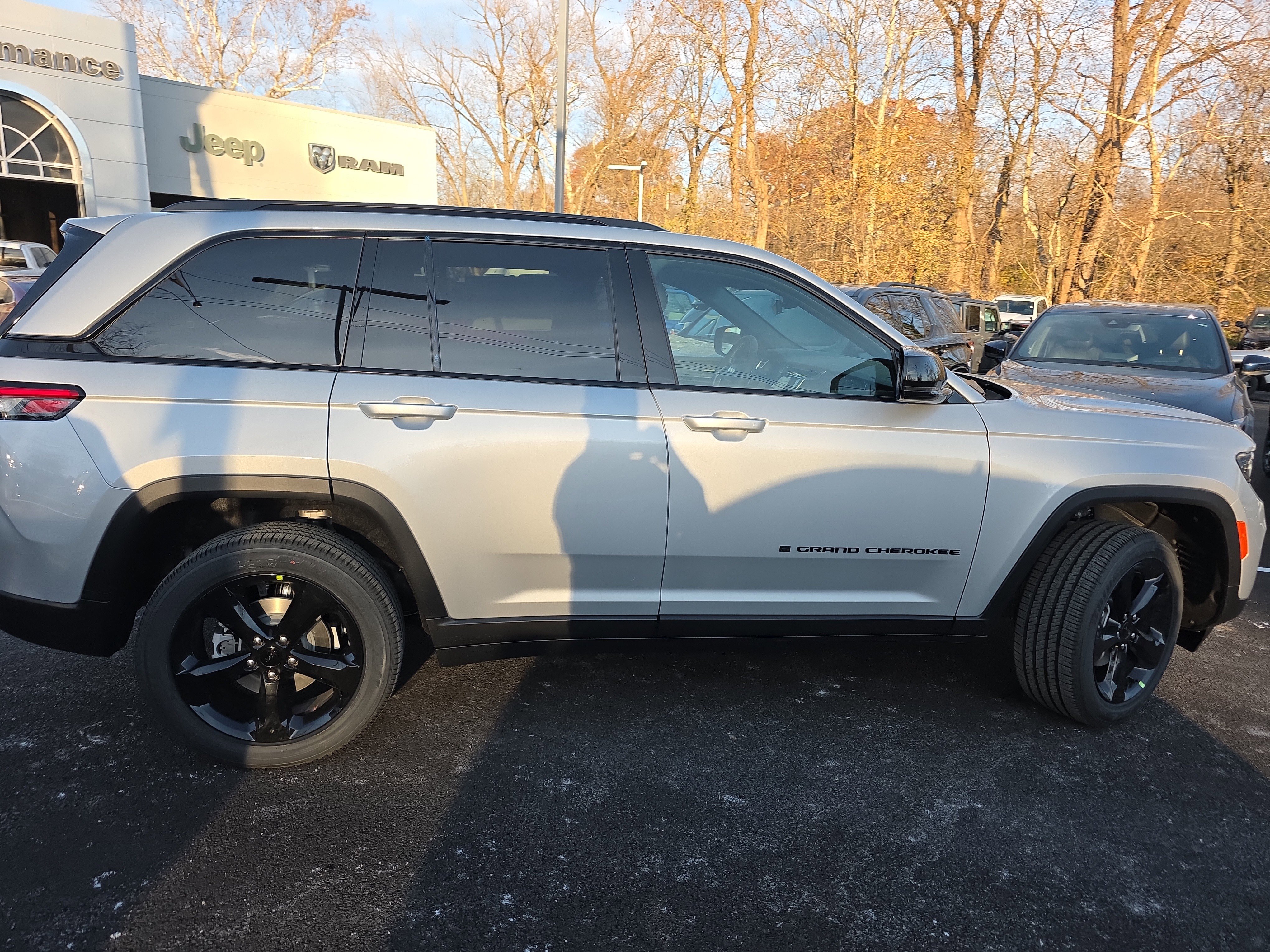 New 2025 Jeep Grand Cherokee Altitude image 23