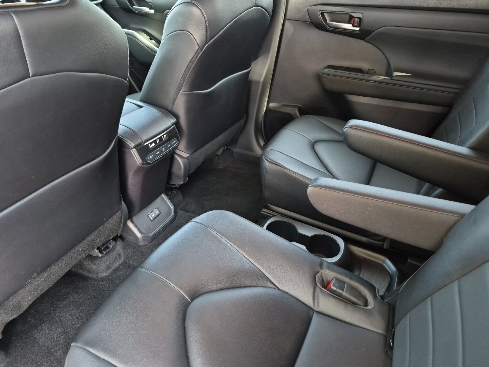 Used 2023 Toyota Highlander XLE FWD image 11