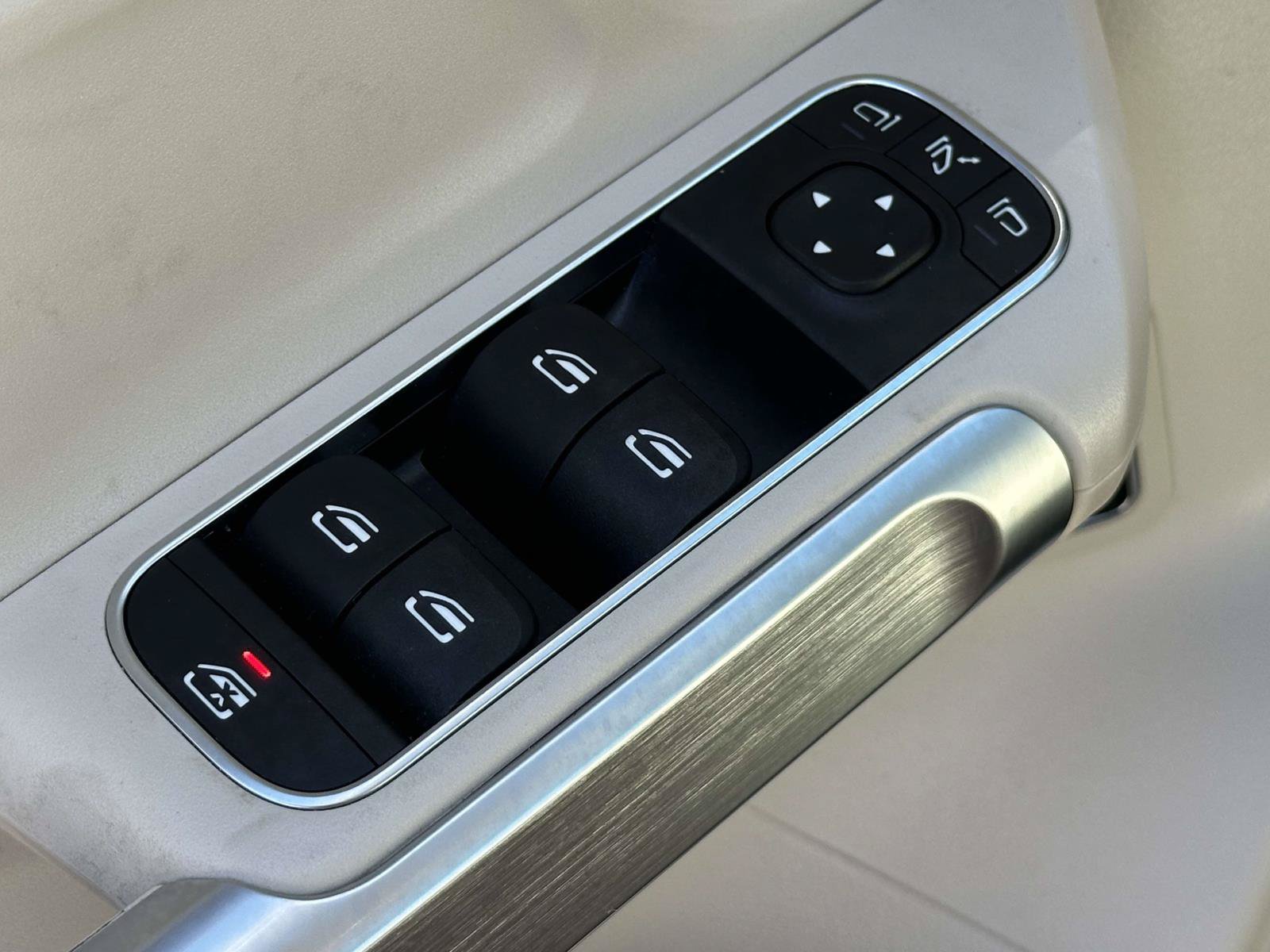 Used 2023 Mercedes-Benz GLB 250 4MATIC w/ Premium Package image 17
