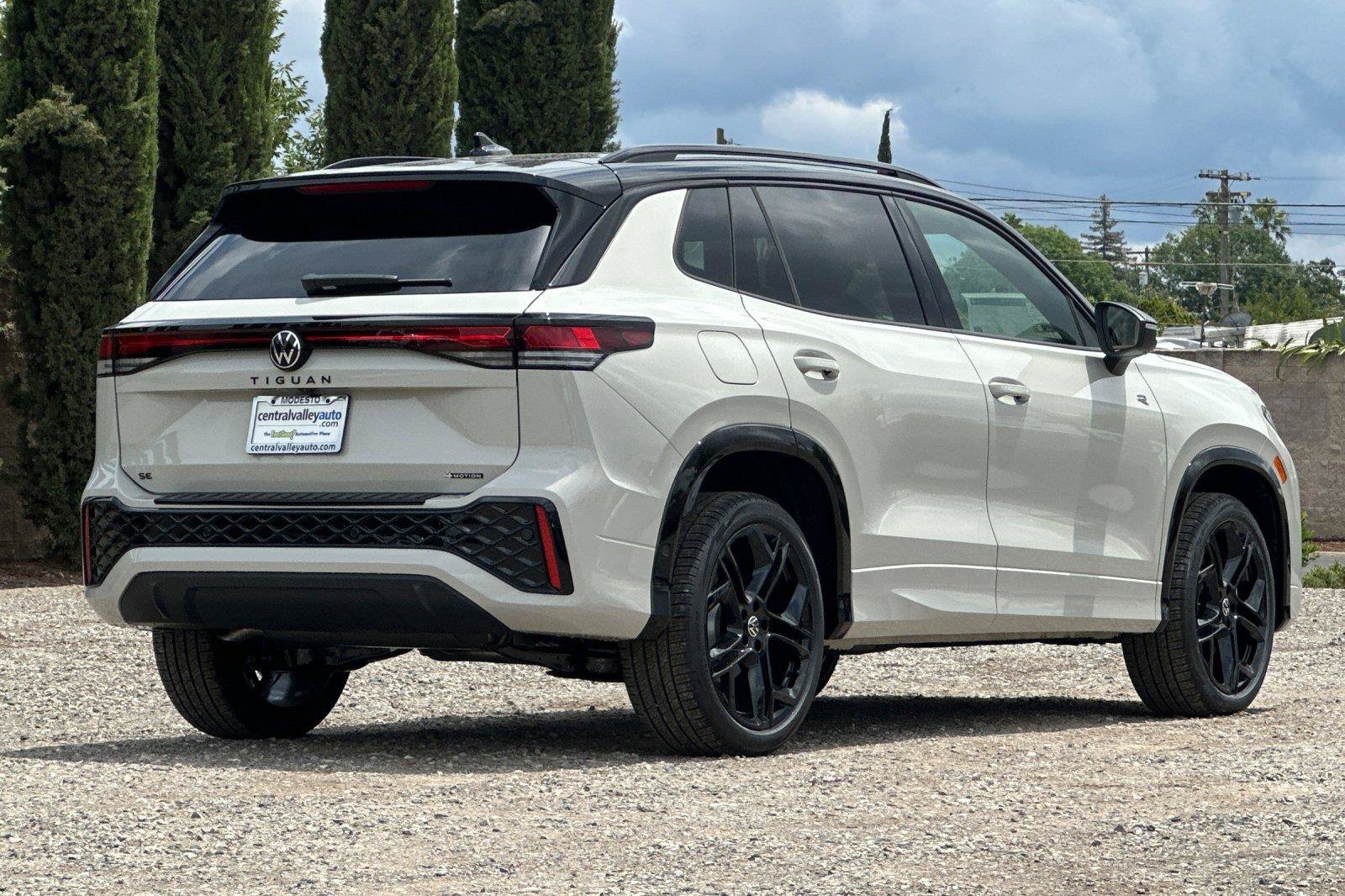 New 2026 Volkswagen Tiguan SE R-Line AWD/4WD image 3
