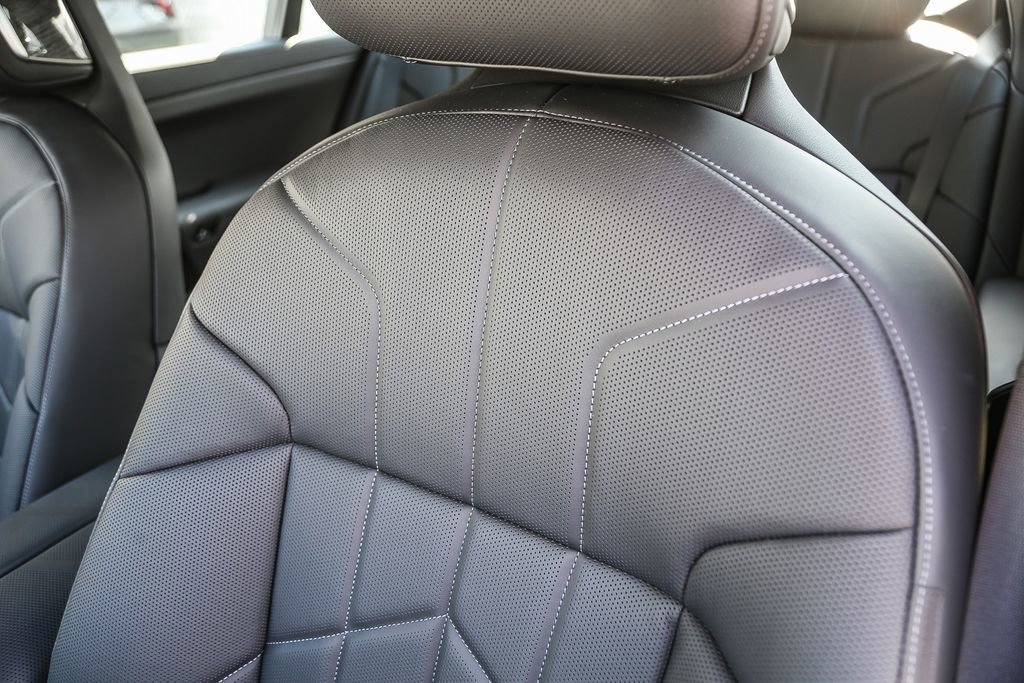 Used 2025 BMW 750e xDrive w/ Premium Package AWD/4WD image 21