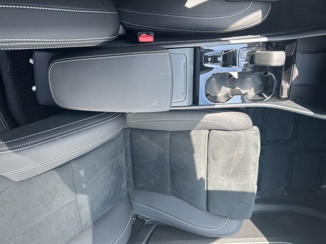 Certified 2025 Volvo XC40 B5 Plus AWD/4WD image 25