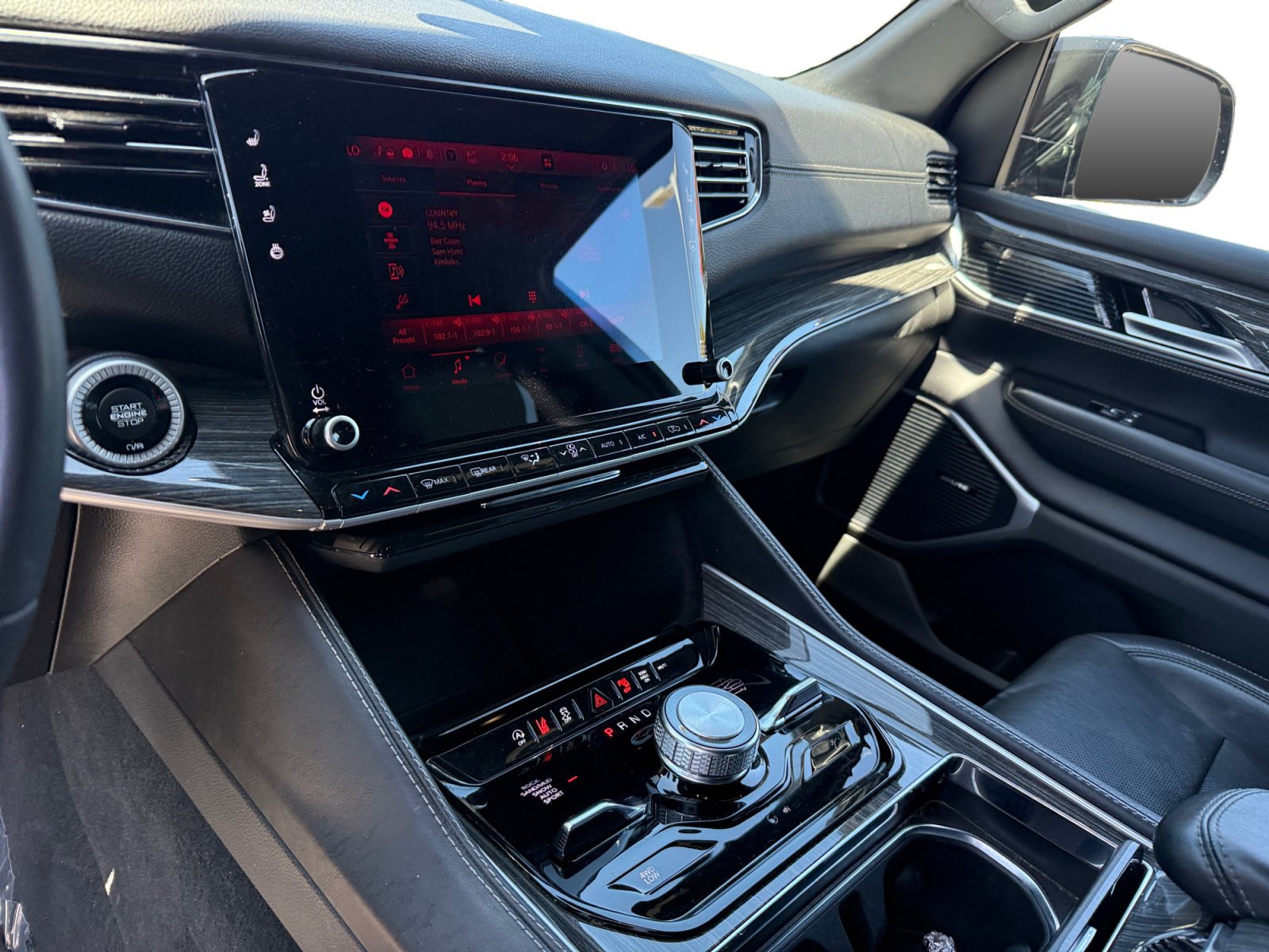 Used 2022 Jeep Wagoneer Series III AWD/4WD image 12