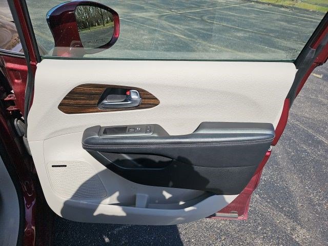 Used 2022 Chrysler Pacifica Limited w/ Uconnect Theater Family Group image 15