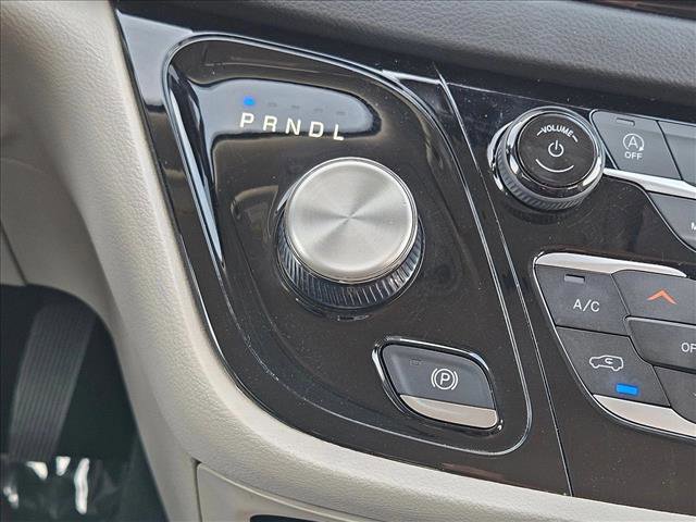 Used 2023 Chrysler Pacifica Touring-L FWD image 17
