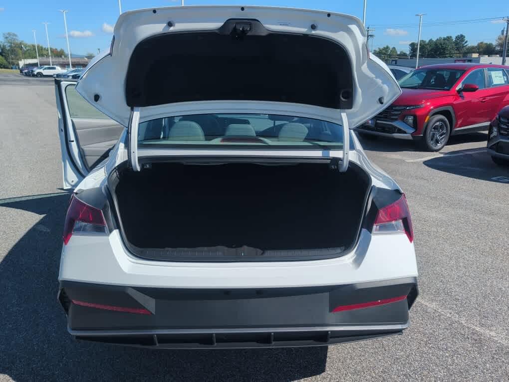 New 2026 Hyundai Elantra SE FWD image 19