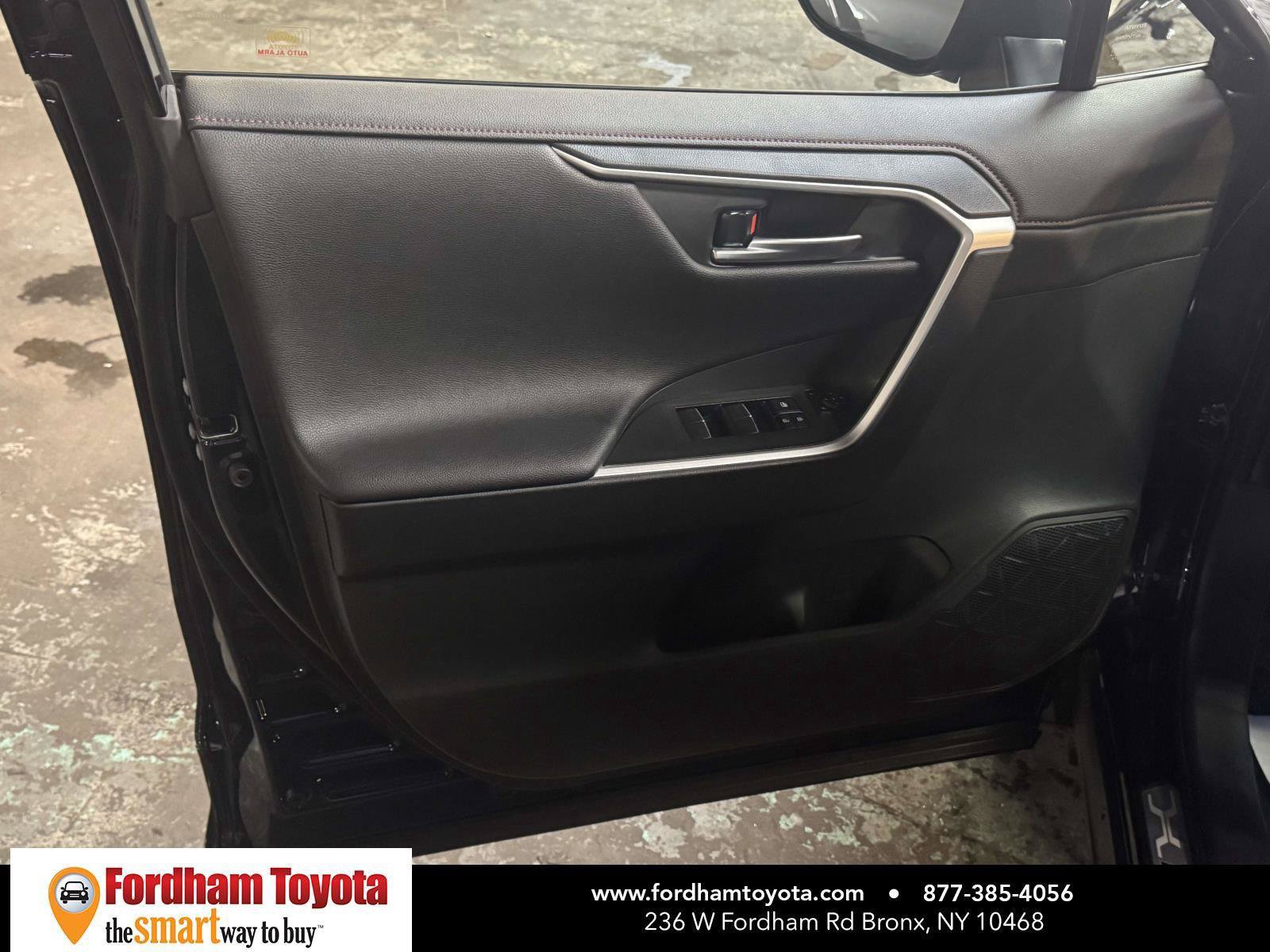 Used 2025 Toyota RAV4 XSE w/ Weather Package AWD/4WD image 15