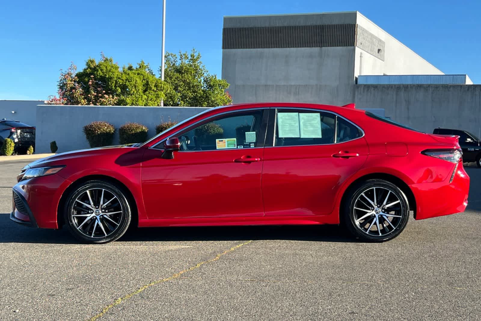 Used 2022 Toyota Camry SE FWD image 9