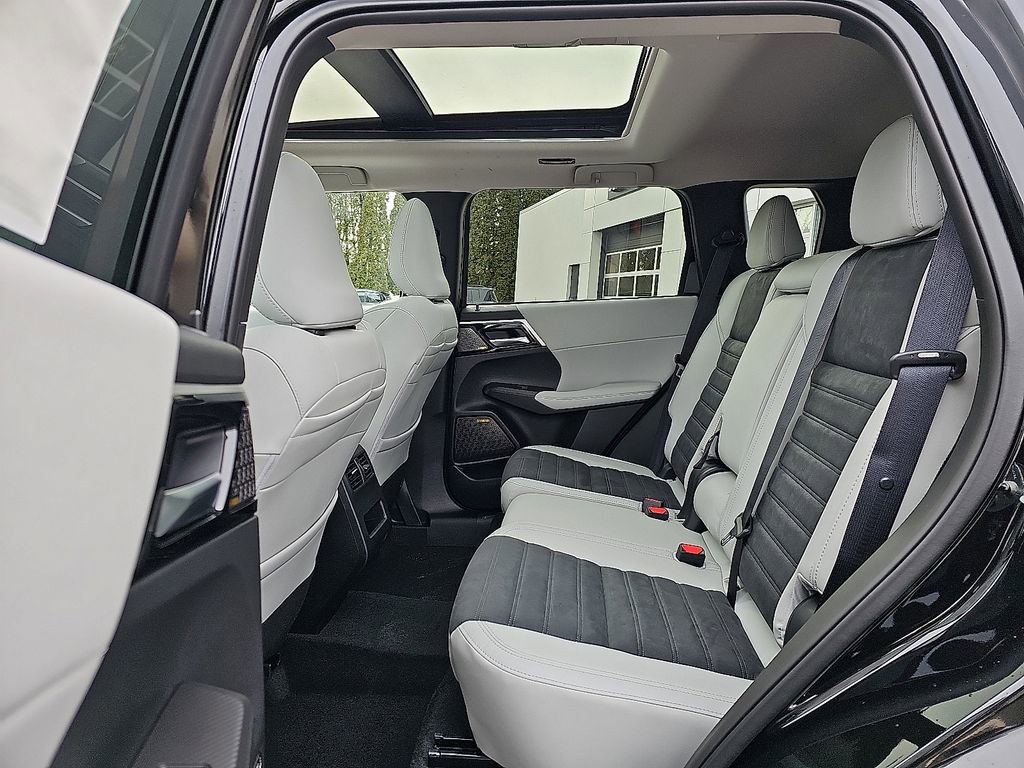 New 2026 Mitsubishi Outlander SE image 6