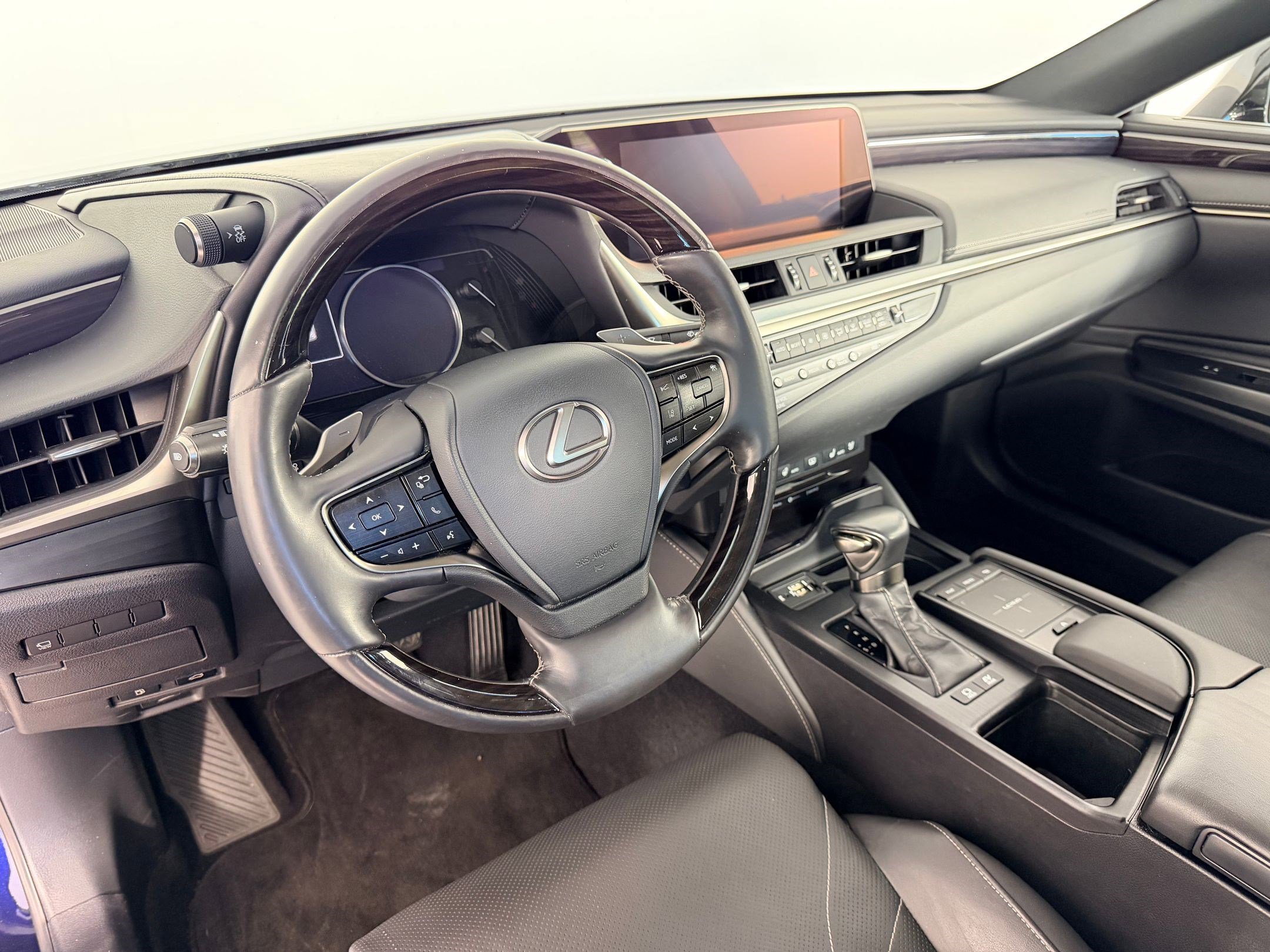 Used 2020 Lexus ES 300h w/ Luxury Package FWD image 4