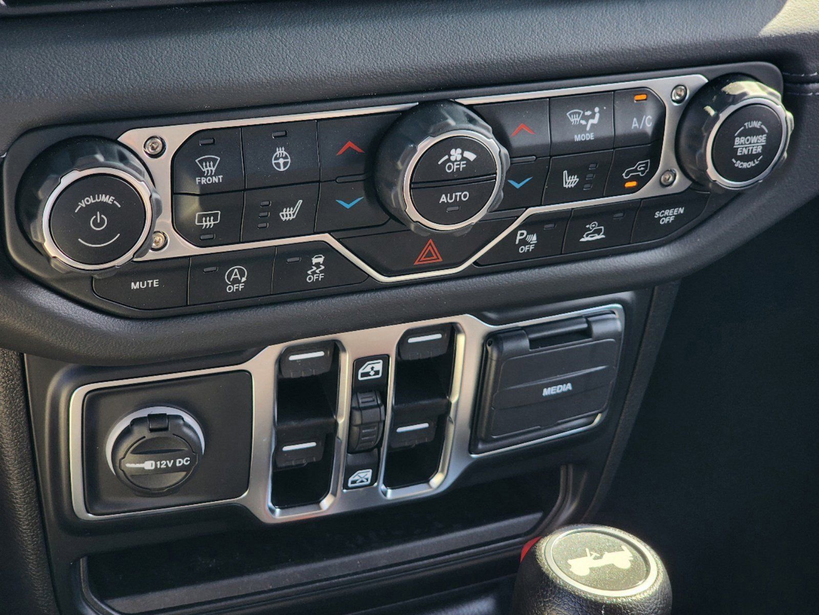 Used 2024 Jeep Wrangler Sahara w/ Safety Group image 19