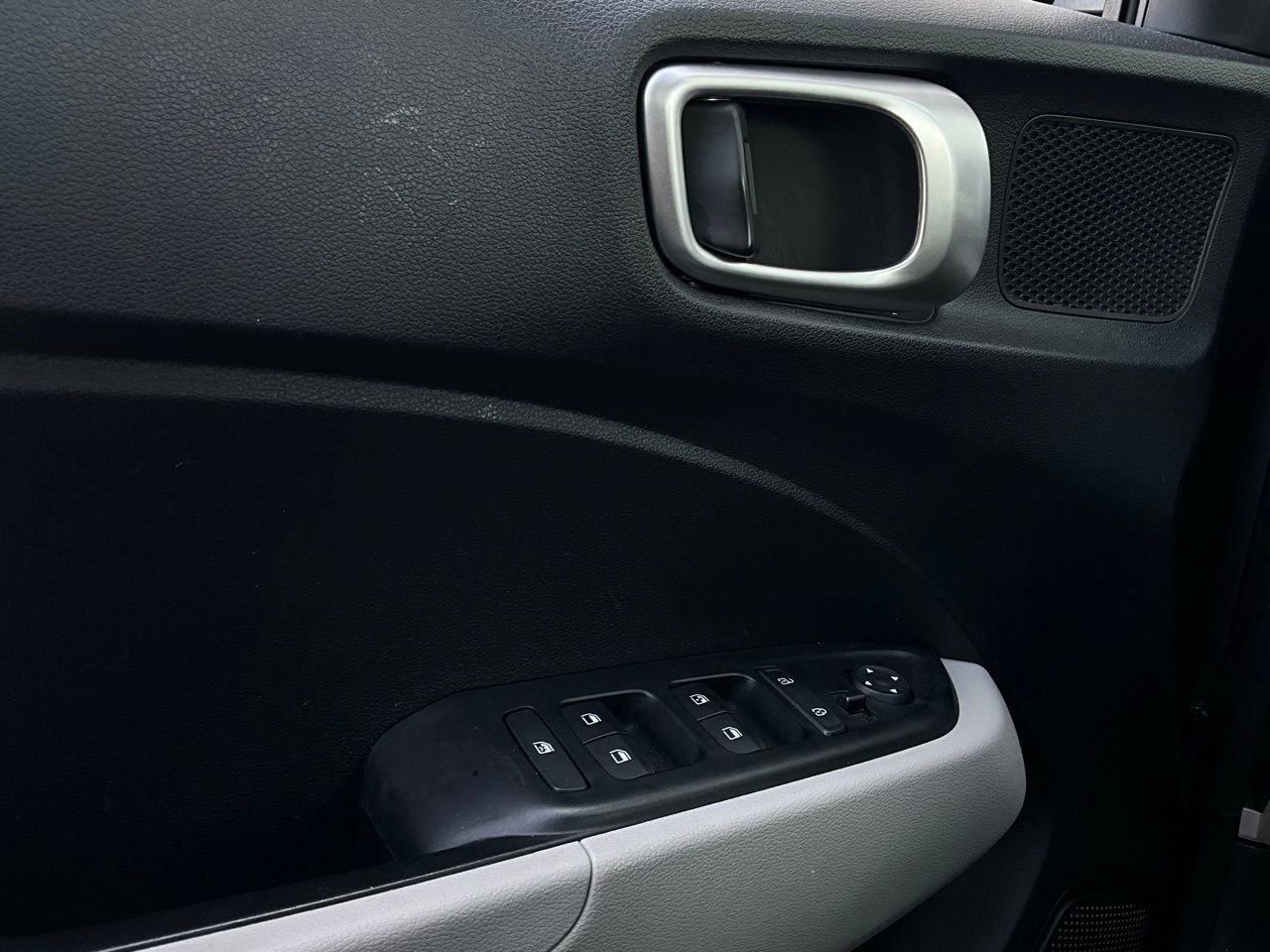 Used 2025 Hyundai Venue SEL image 21