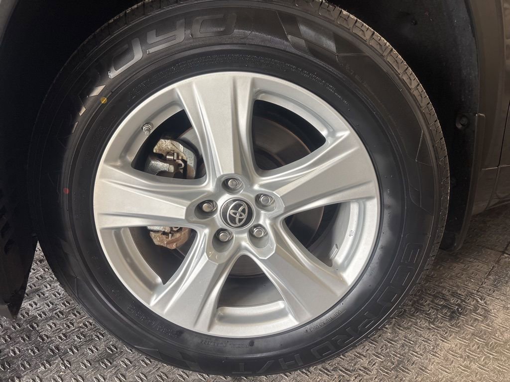 Used 2021 Toyota Highlander LE image 4