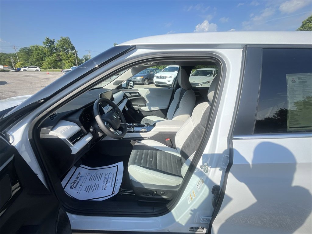 New 2025 Mitsubishi Outlander SE image 11