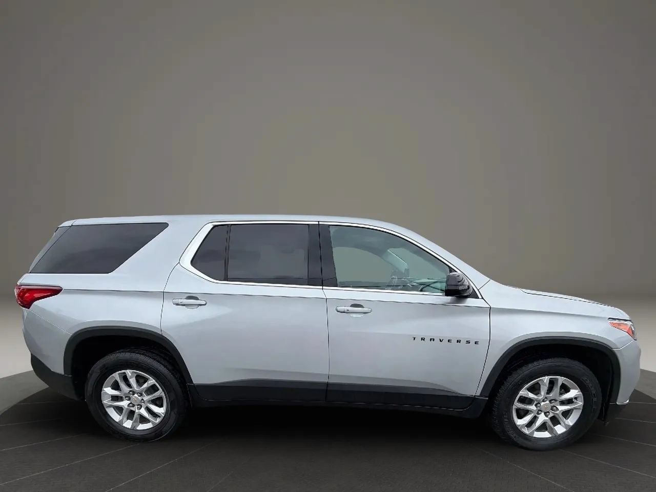 Used 2019 Chevrolet Traverse LS FWD image 4