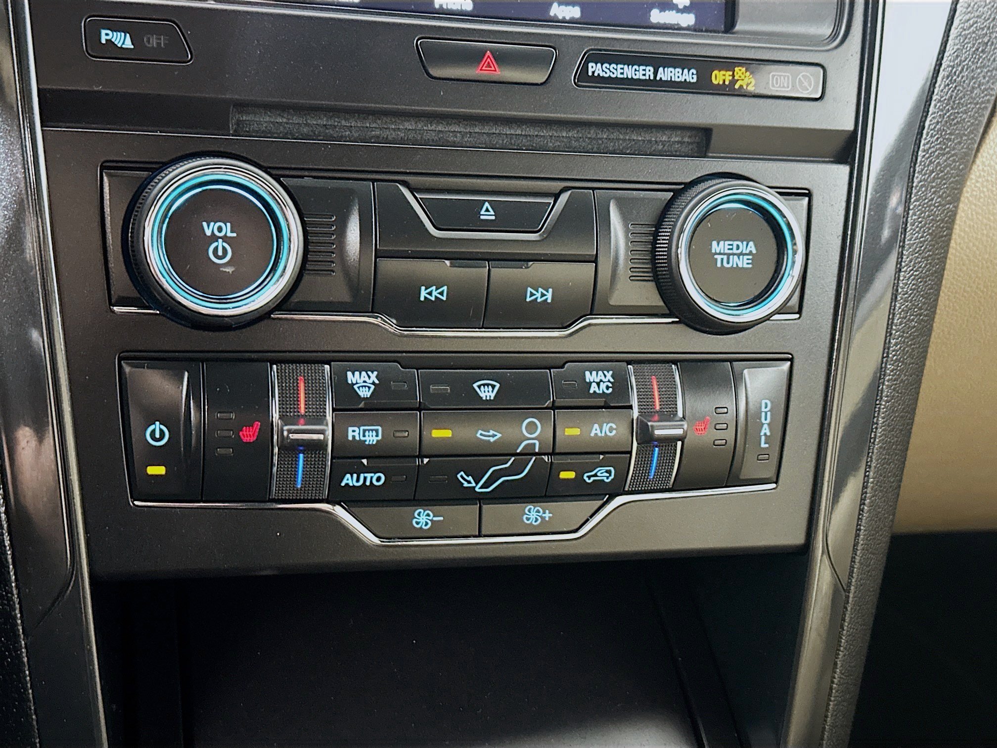 Used 2017 Ford Explorer XLT w/ Equipment Group 202A AWD/4WD image 15