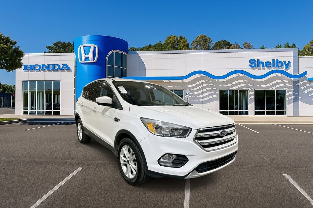 Used 2019 Ford Escape SE image 2