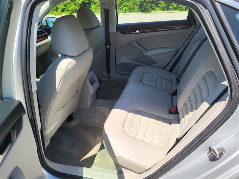 Used 2012 Volkswagen Passat 3.6 SEL Premium FWD image 13