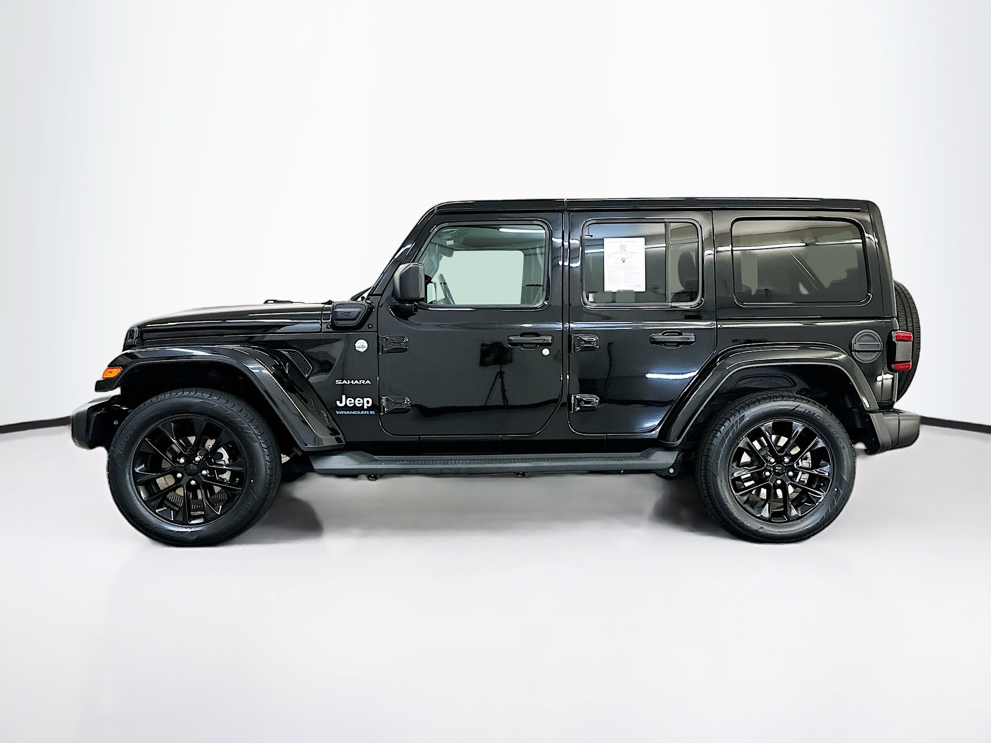 Used 2023 Jeep Wrangler Unlimited Sahara w/ Cold Weather Group AWD/4WD image 4