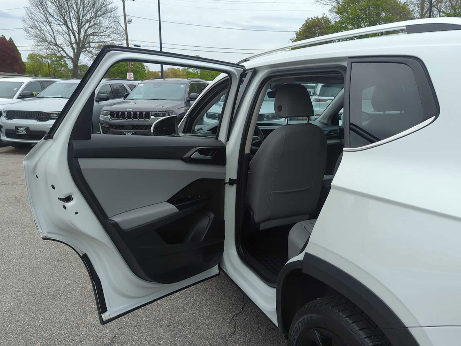 Used 2023 Volkswagen Taos SE w/ Panoramic Sunroof Package FWD image 26
