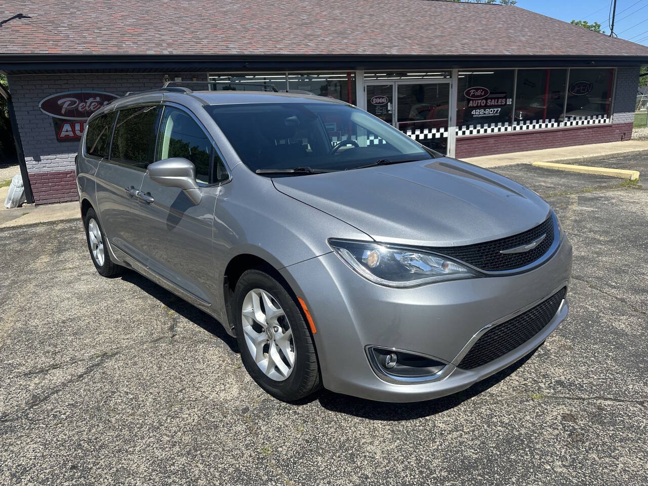 Used 2017 Chrysler Pacifica Touring-L w/ Tire & Wheel Group FWD image 2