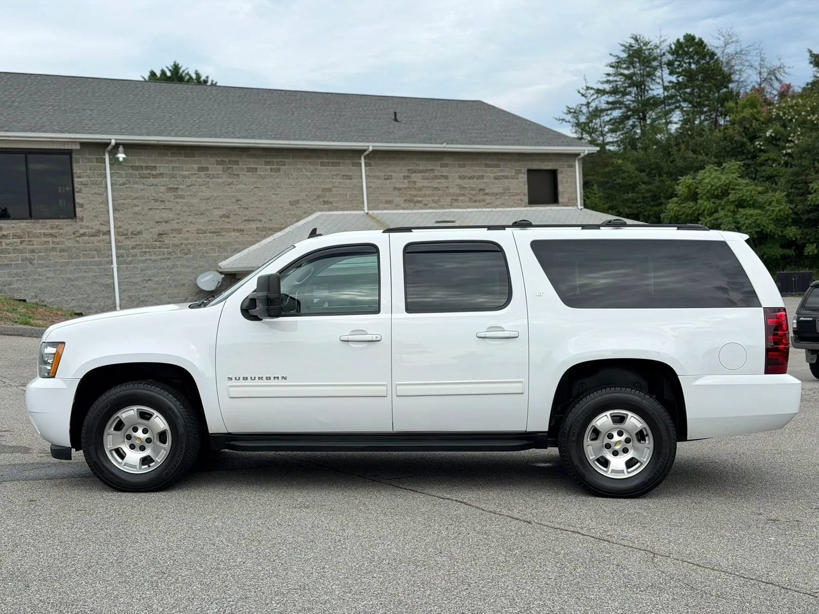 Used 2012 Chevrolet Suburban LT w/ Luxury Package AWD/4WD image 2