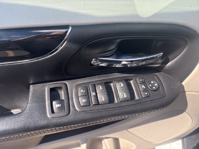 Used 2016 Chrysler Town & Country Limited FWD image 18