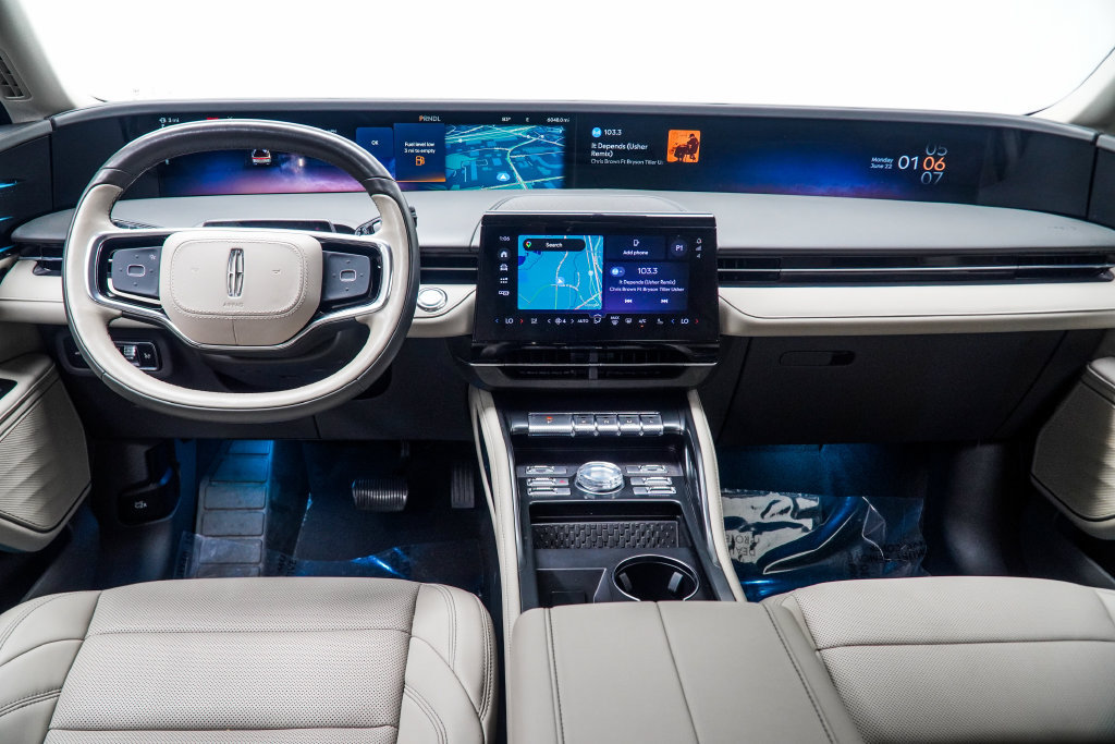 Used 2025 Lincoln Nautilus Premier AWD/4WD image 28
