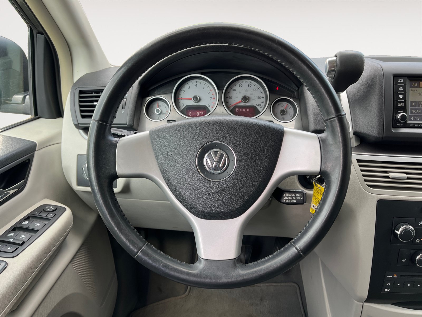 Used 2010 Volkswagen Routan SE FWD image 12